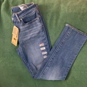 NWT: Women LEVI Jeans. Size 29/8
